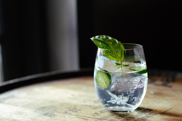 Gin og tonic med agurk og basilikum.