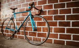 Blå cykel ved murstensvæg