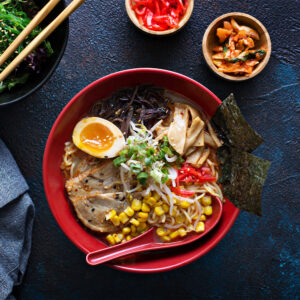 Skål med ramen nudler og toppings