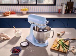 Blå køkkenmaskine på køkkenbord med ingredienser