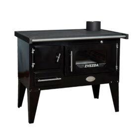 Sort Zvezda brændekomfur med ovn og kogeplader.
