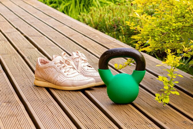 Træningssko og kettlebell på træterrasse
