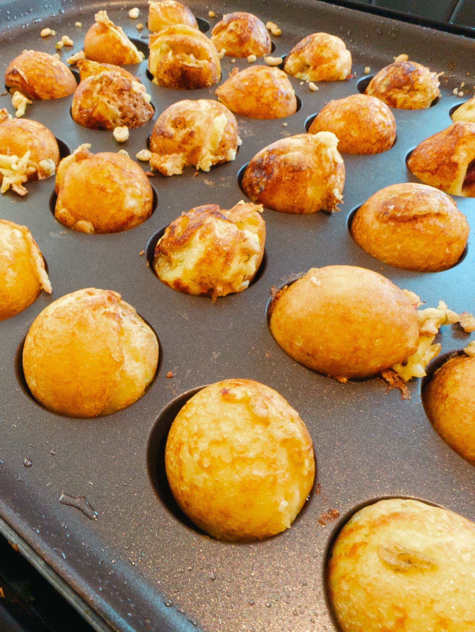 Æbleskivepande med æbleskiver