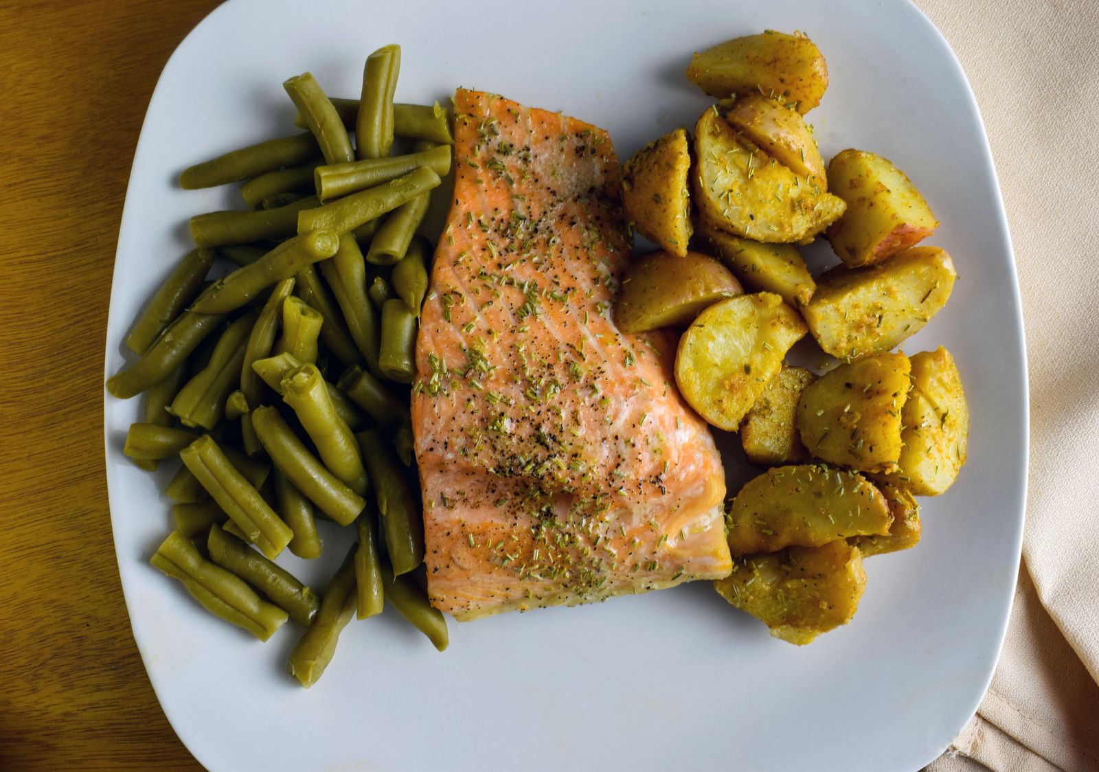 Aeldre par laver sund mad med fisk og grønt i køkken