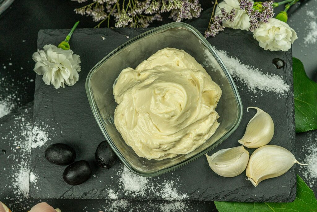 Hjemmelavet aioli i skål