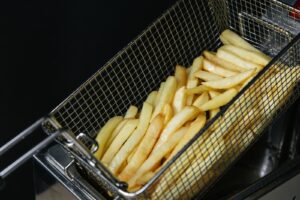 Airfryer med tilbehør på bord