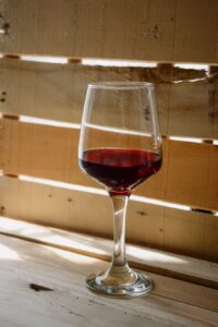 Glas rødvin på bord
