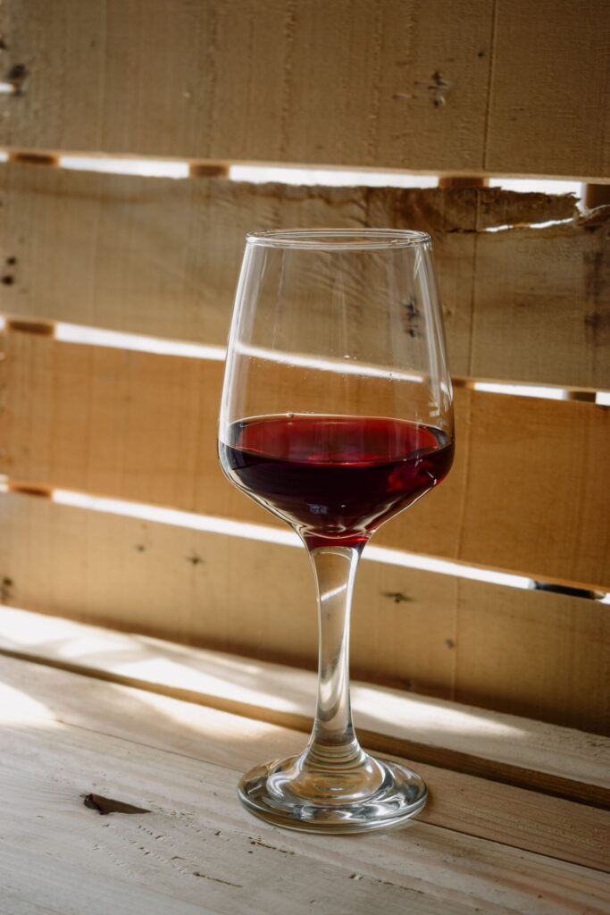 Glas rødvin på bord