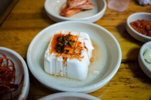 Tofu og grøntsager i wok ved siden af kødret