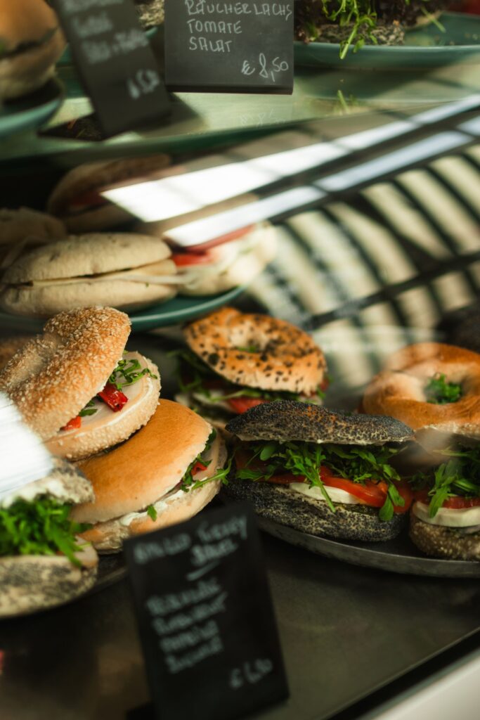 Nybagte bagels med sesam
