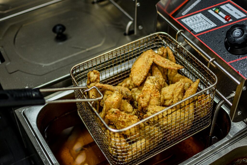 Airfryer med mad på papir i kurven