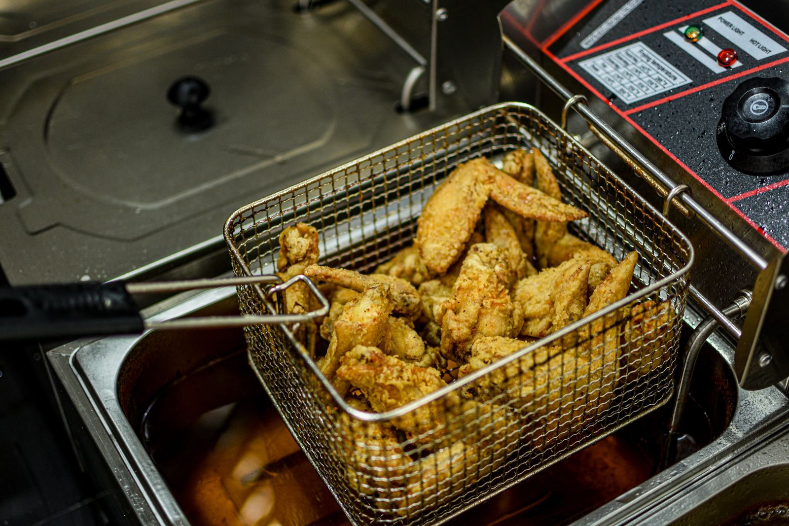 Airfryer med mad på papir i kurven