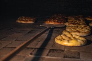 Brød bages på bagestål i ovn