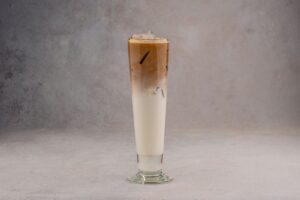 Banana coffee – iskaffe med lys bananmælk og et mørkt lag espresso i højt glas