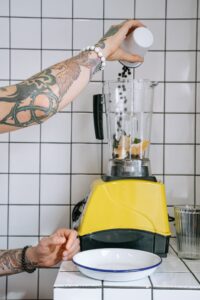 Blender med smoothie og frugt