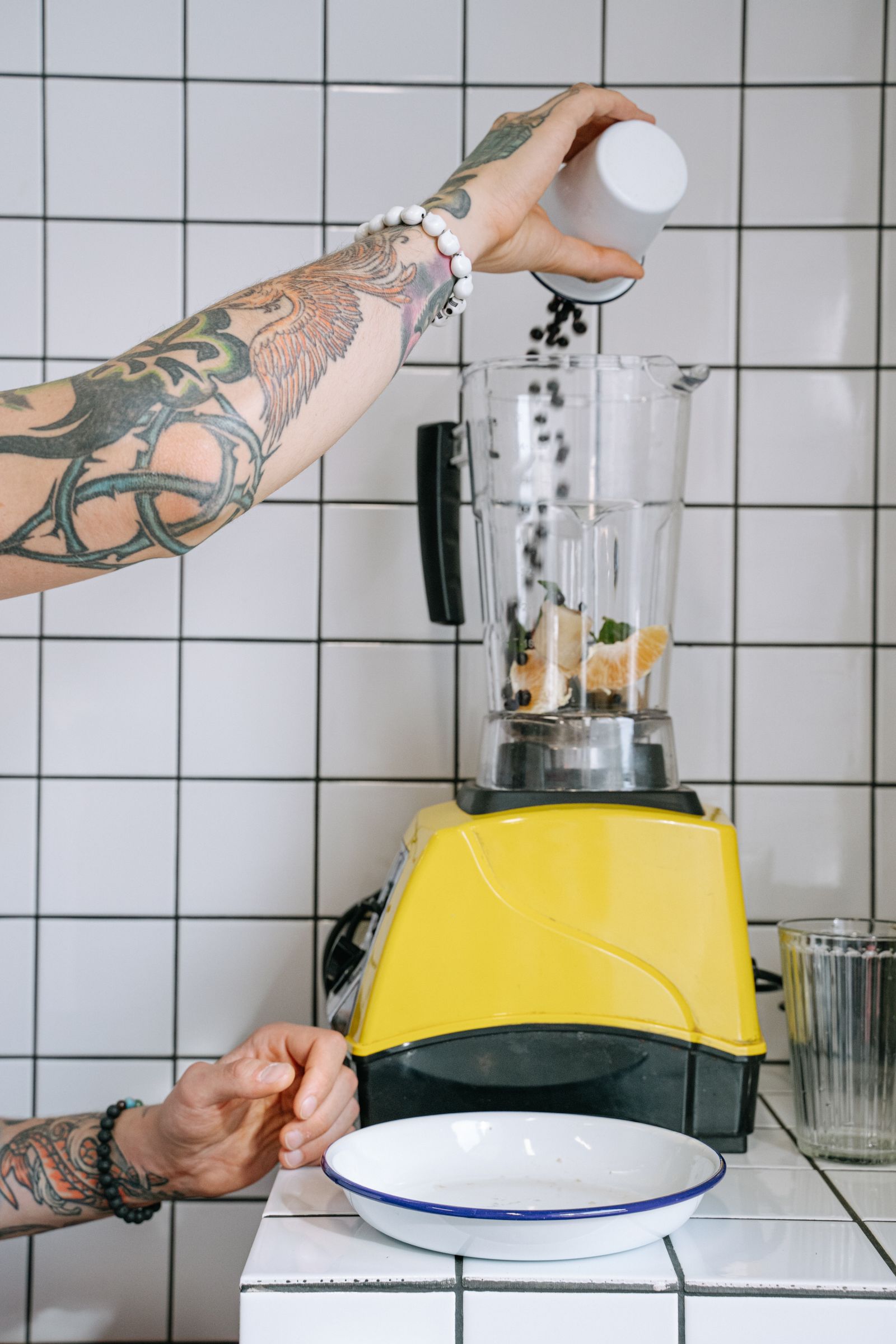 Blender med smoothie og frugt