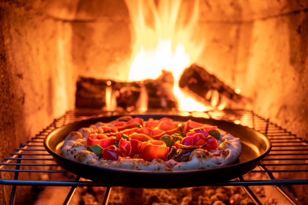 Pizza i ovn med høje flammer
