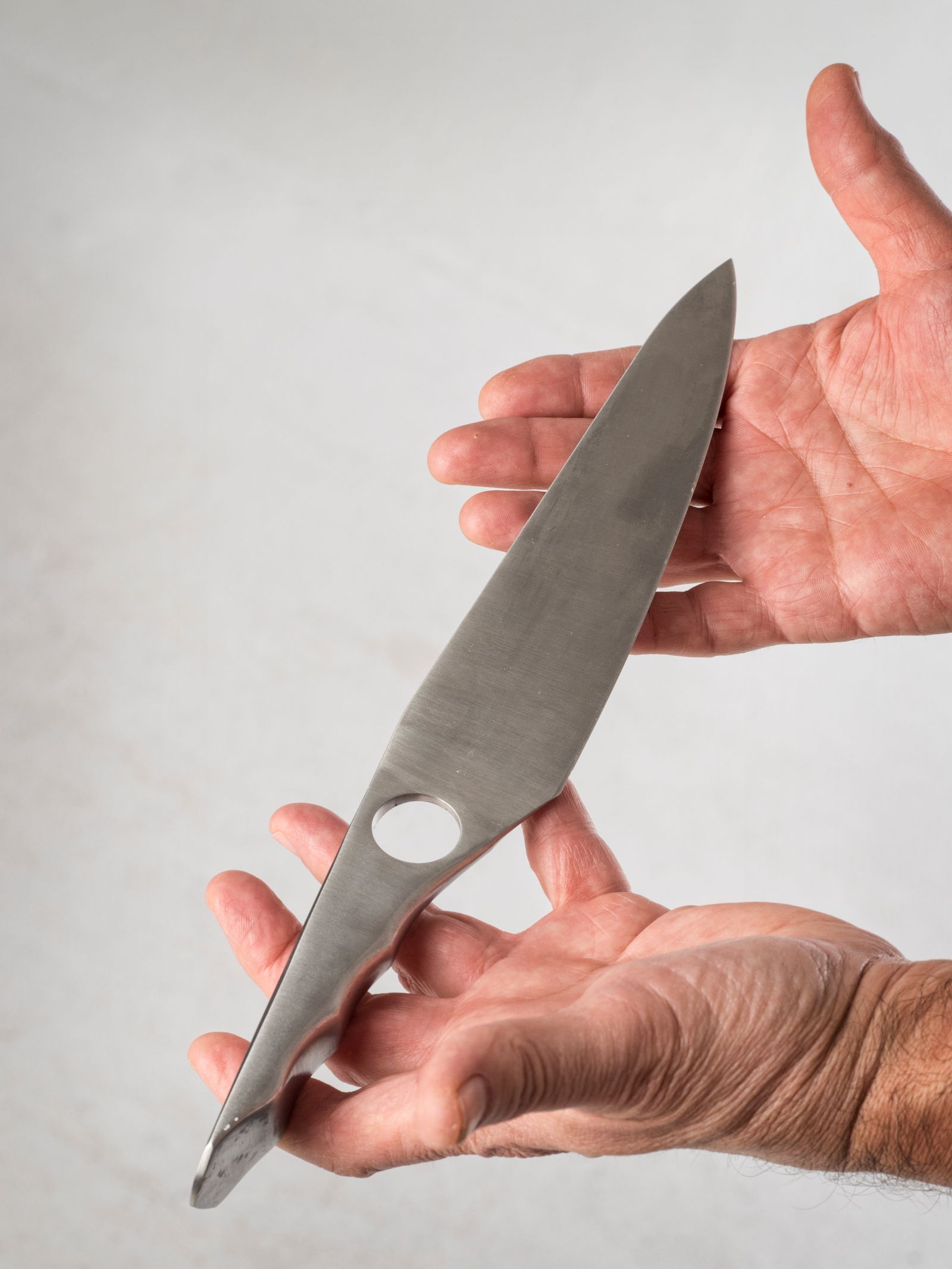 Brødkniv skærer surdejsbrød