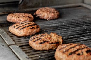 Burger med ost grillet på grill