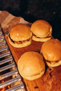 Bløde briocheagtige burgerboller med sesam