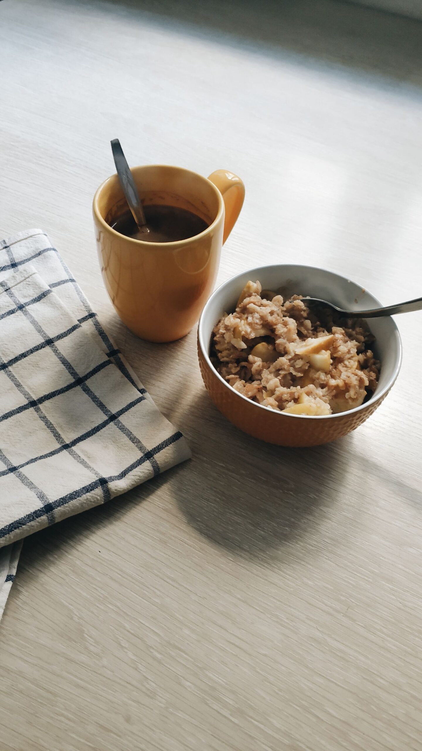Yoghurt med müsli og bær
