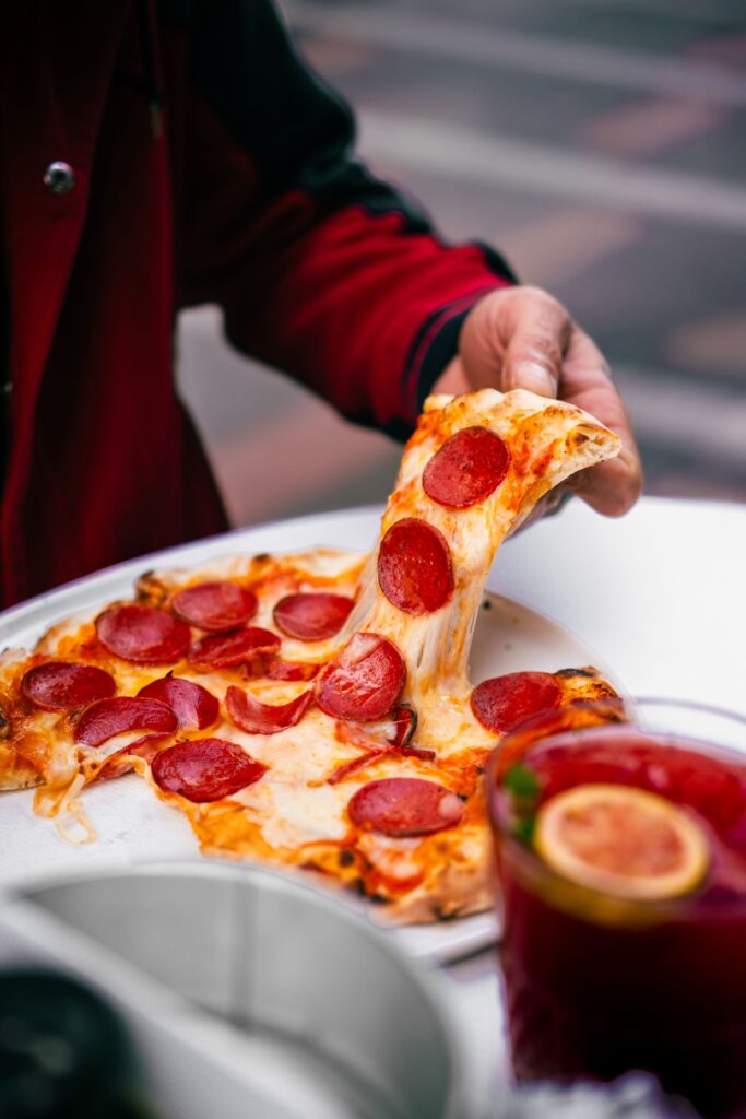 Dyb pizza med ost og tomatsauce