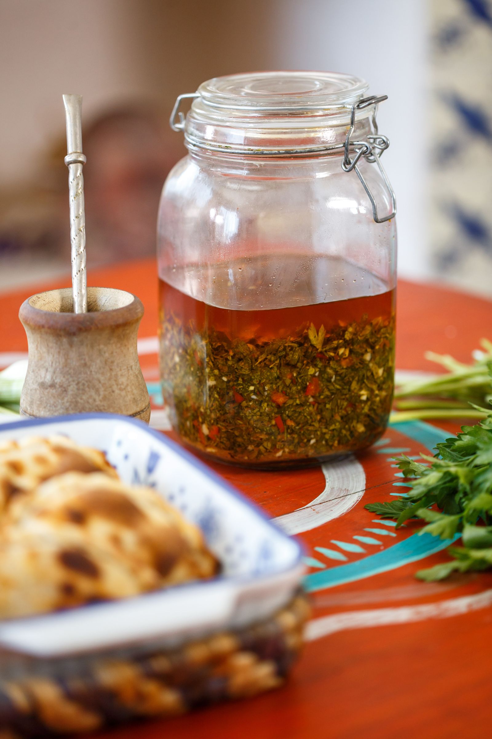 Chimichurri i skål med persille og olie