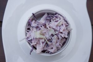 Hjemmelavet coleslaw i skål