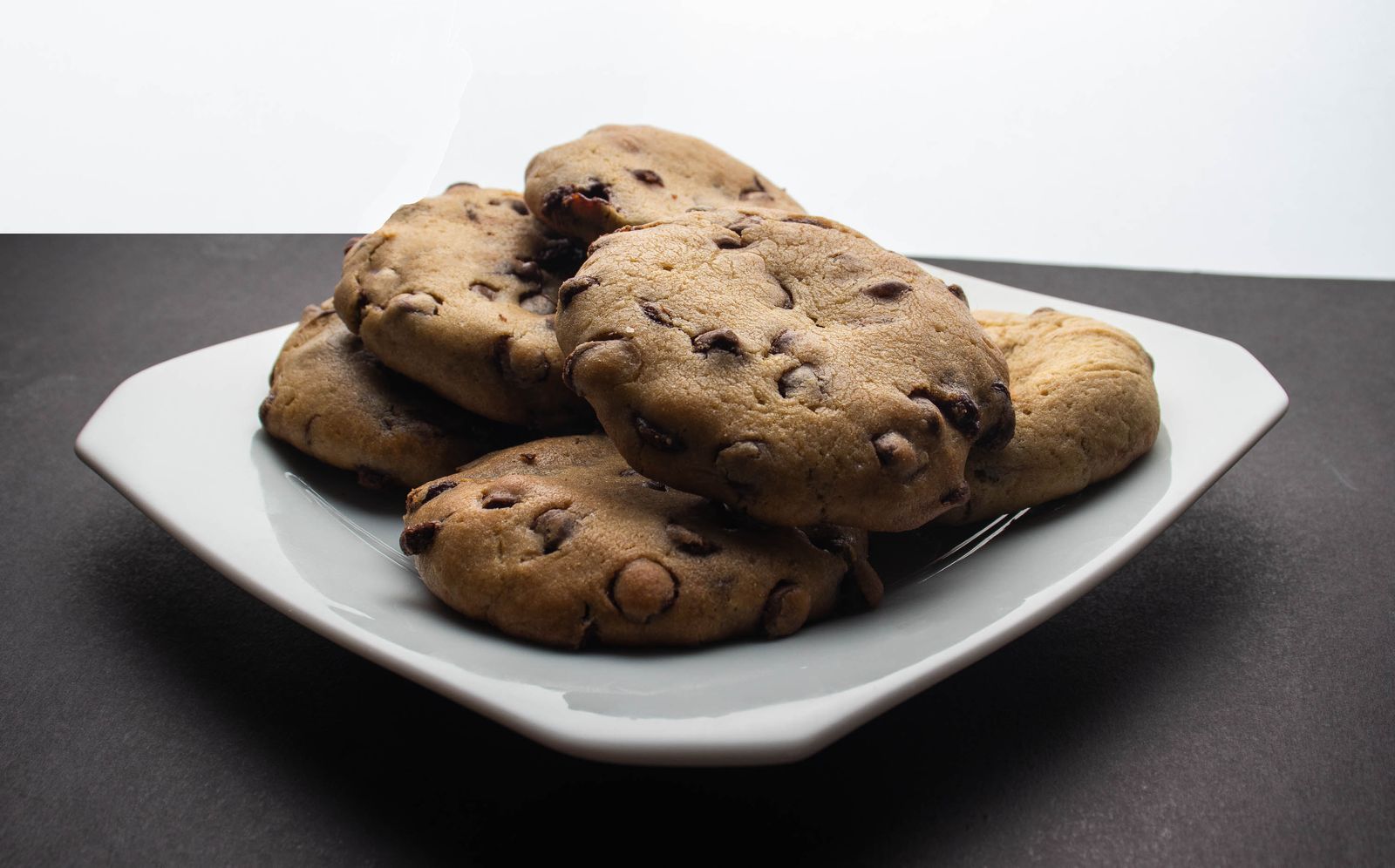 Nybagte cookies med chokolade