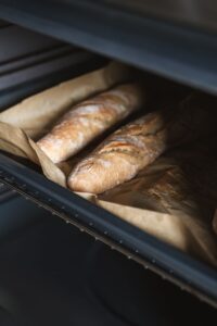 Brød med sprød skorpe bagt med damp