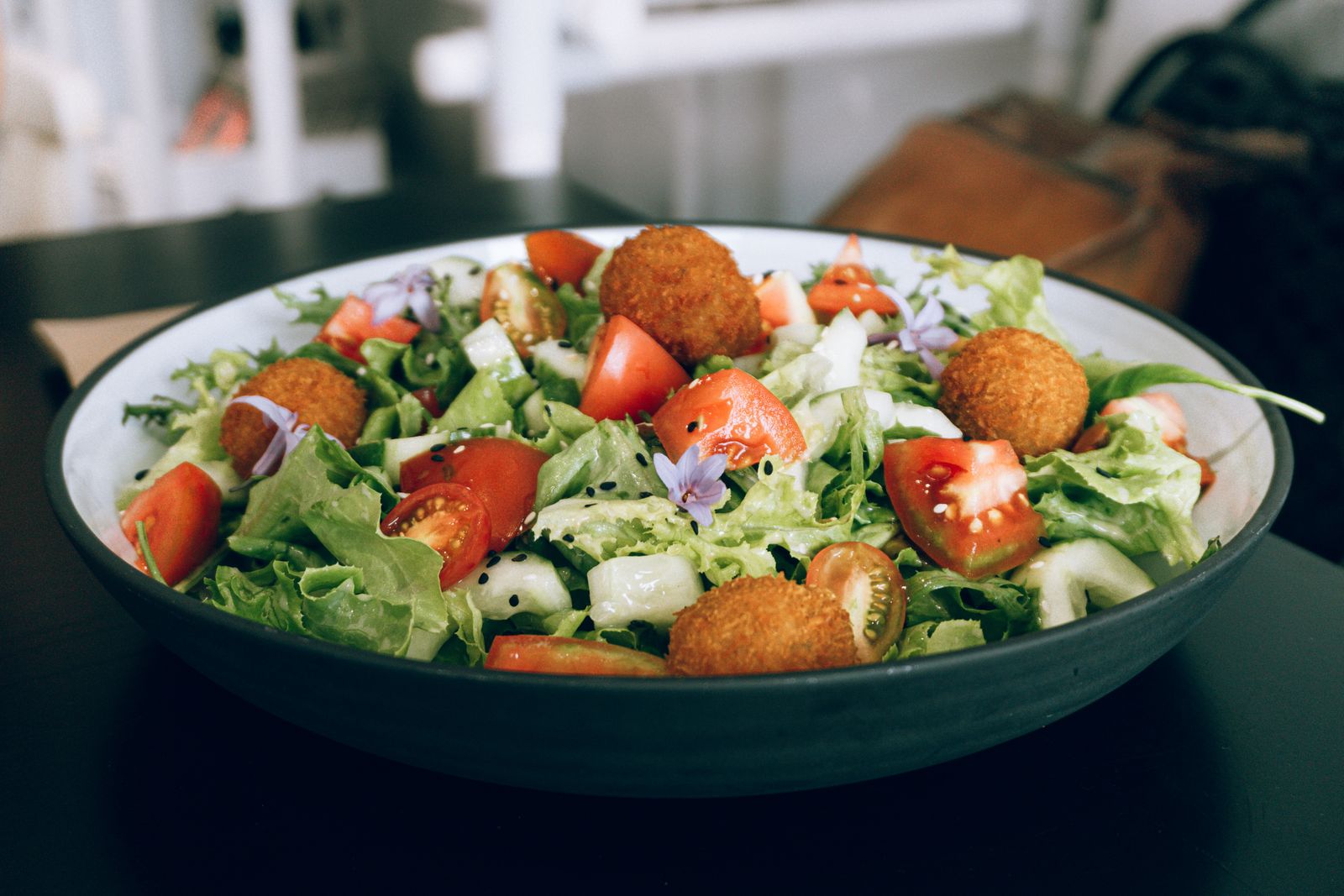 Dressing piskes i skål ved salat