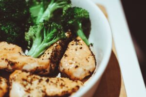 Balanceret maaltid med protein grønt og fuldkorn