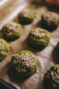 Gyldne falafler med salat og dressing