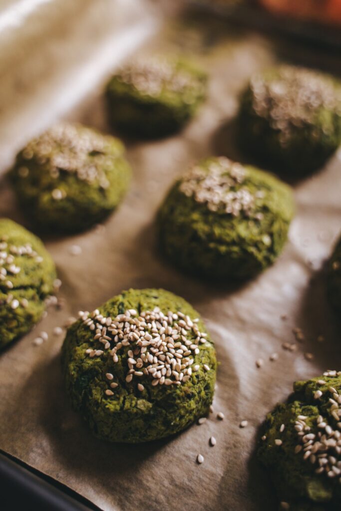 Gyldne falafler med salat og dressing