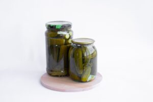Fermenterede agurker i glas med dild