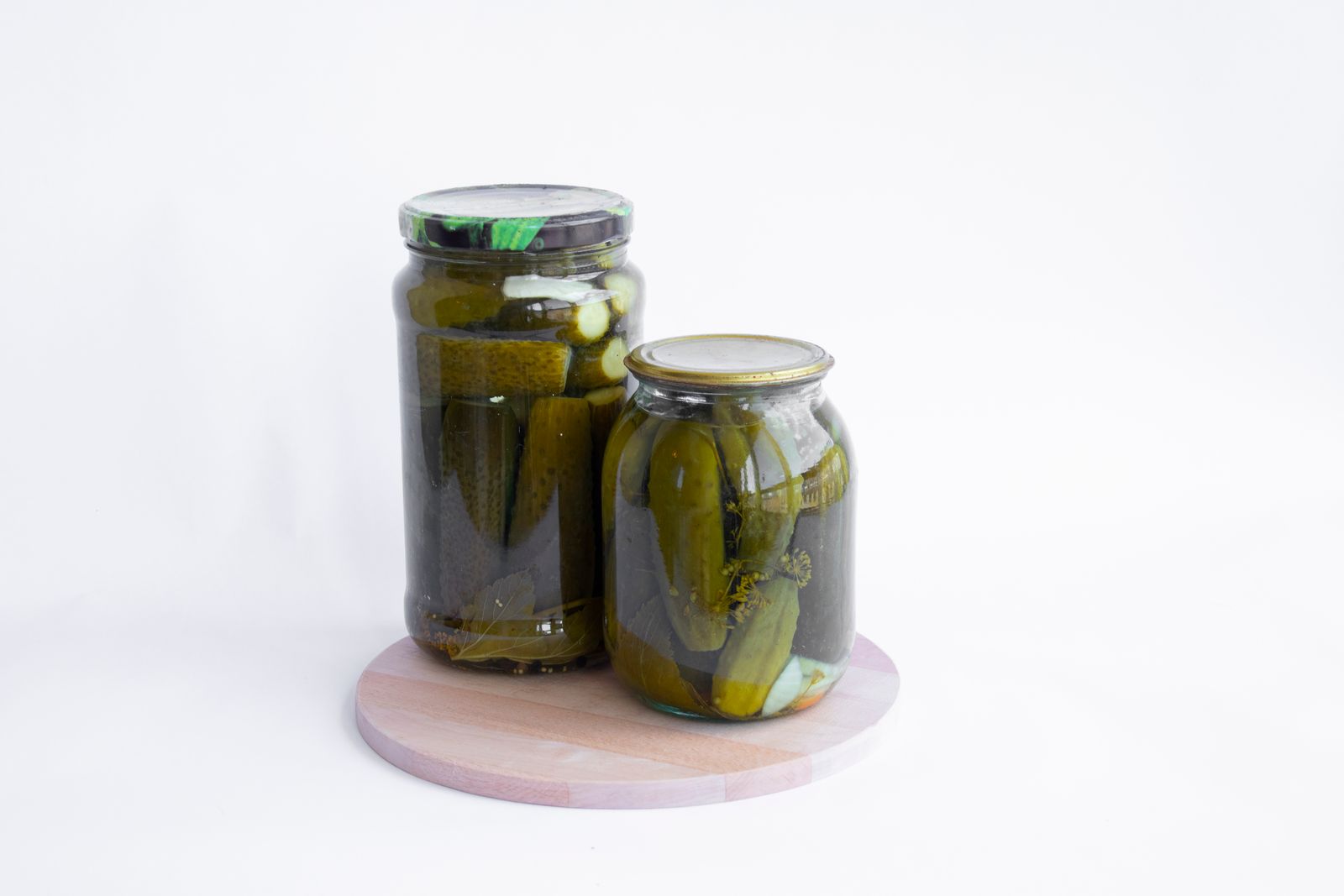 Fermenterede agurker i glas med dild