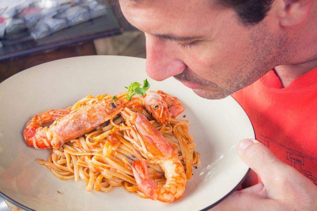 Fettuccine med rejer og andouillepølser