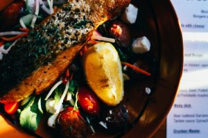 Fiskefilet med spinat og champignon