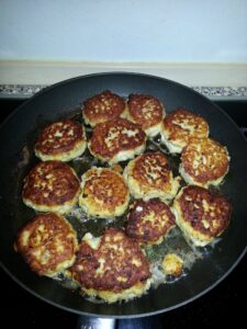 Fiskefrikadeller steges gyldne på panden