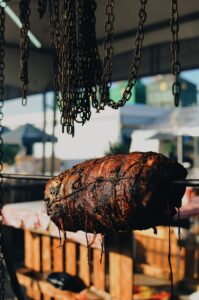 Flæskesteg med svær grillet på kuglegrill