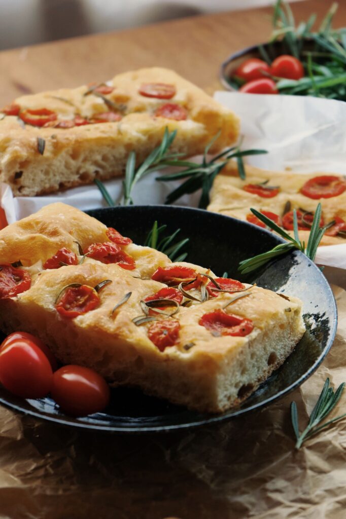 Luftig focaccia med rosmarin og olivenolie