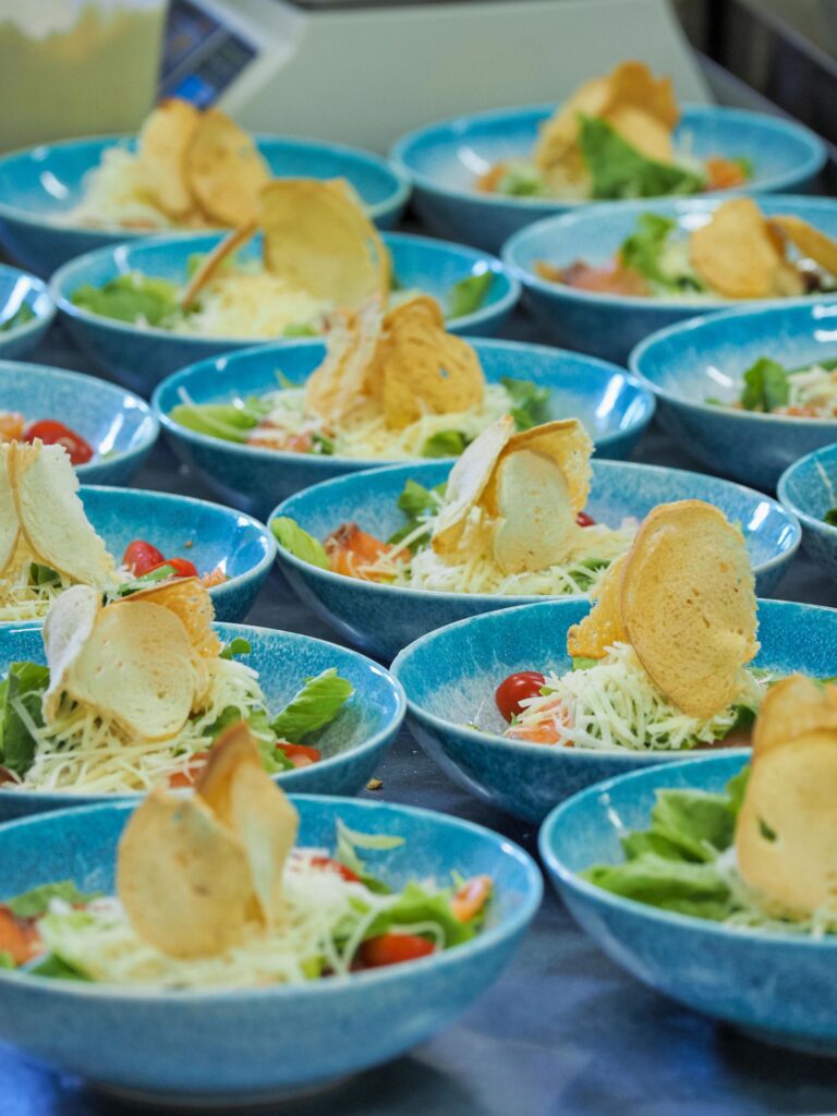 Frisk grøn salat i skål