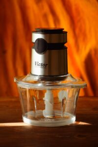 Foodprocessor hakker grøntsager