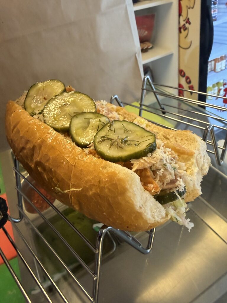 Dill with it-sandwich fra FrAAderen i Aalborg med syltede agurker, dild og revet fyld i sprødt brød