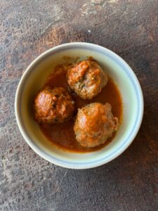 Gyldne frikadeller på fad