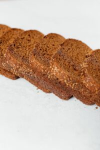 Saftigt fuldkornsbrød i skiver