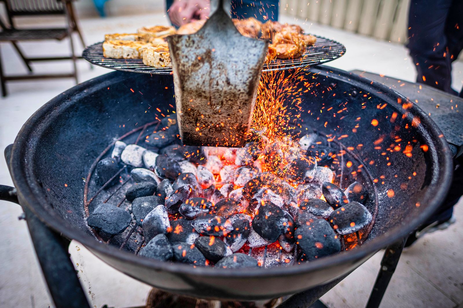 Kuglegrill med låg på