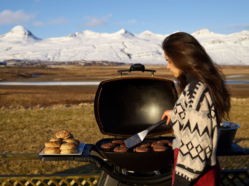Grill i sne om vinteren