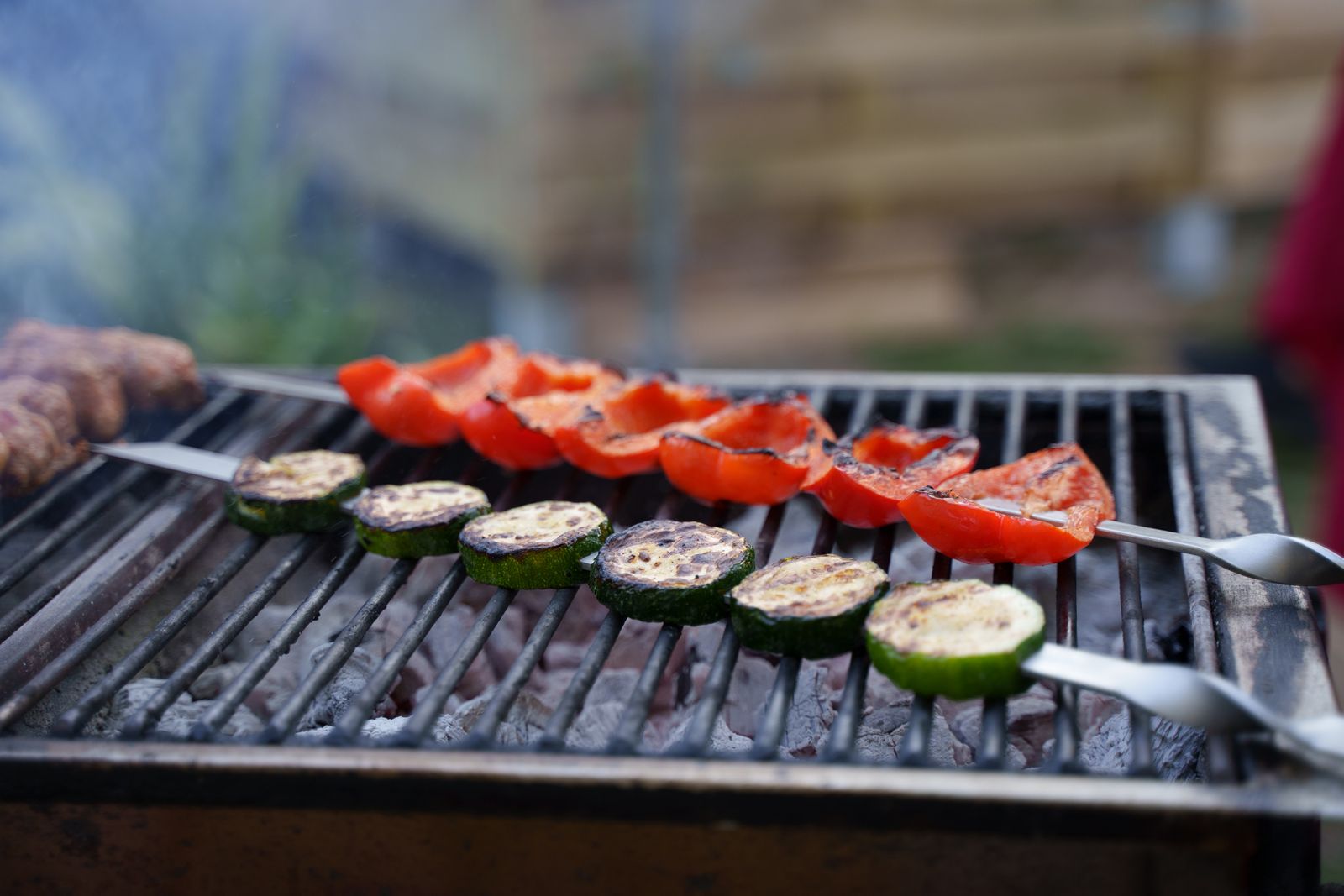 Grillbuffet med tilbehør og salater