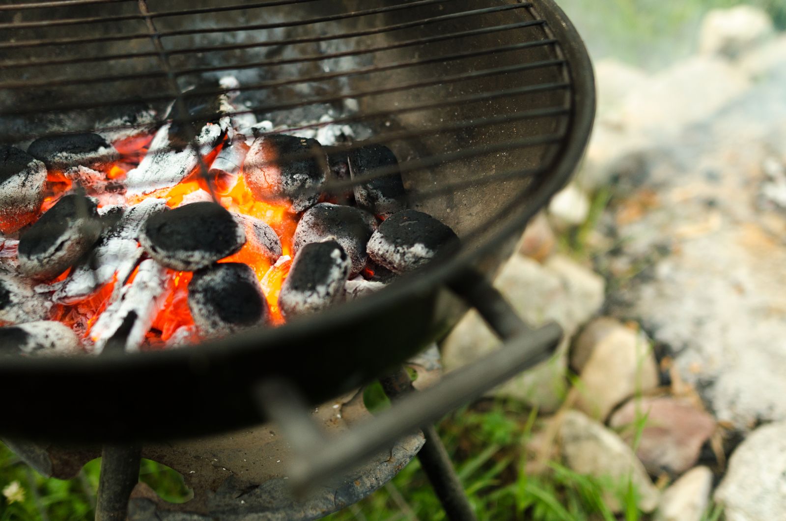 Kulgrill med gløder og grillmad